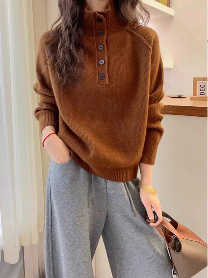 Pull en maille épaisse pour femmes avec col haut et boutons décoratifs Chic & Stil