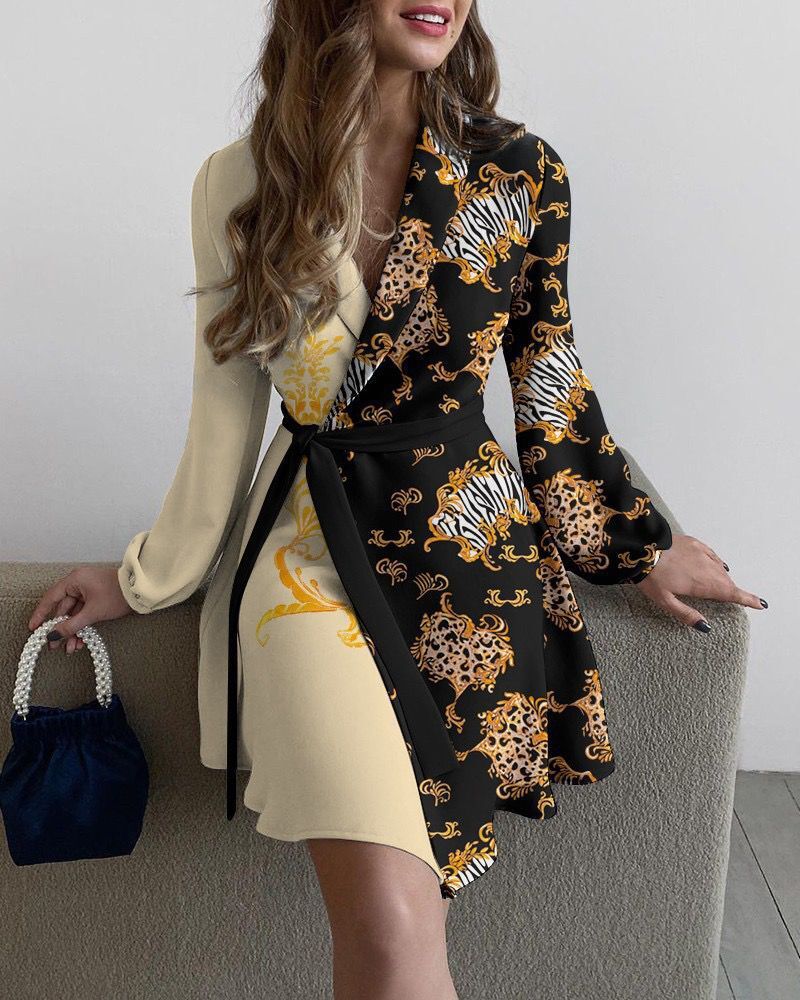 Robe portefeuille pour femmes avec un design floral et une silhouette élégante Chic & Stil