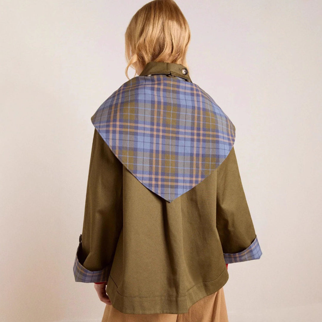Manteau trench tendance pour femmes avec col caractéristique et poches pratiques Chic & Stil