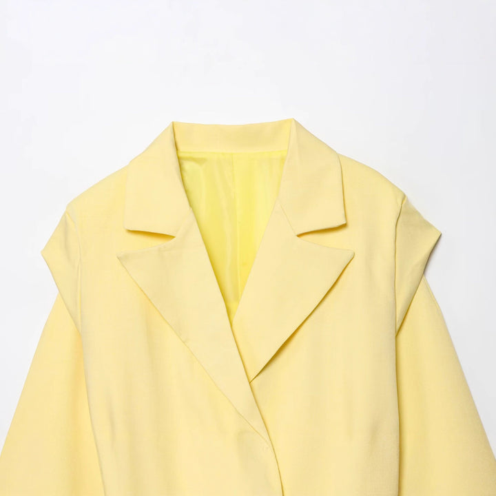 Elegant and fitted blazer jacket for women with wide lapels Lune London