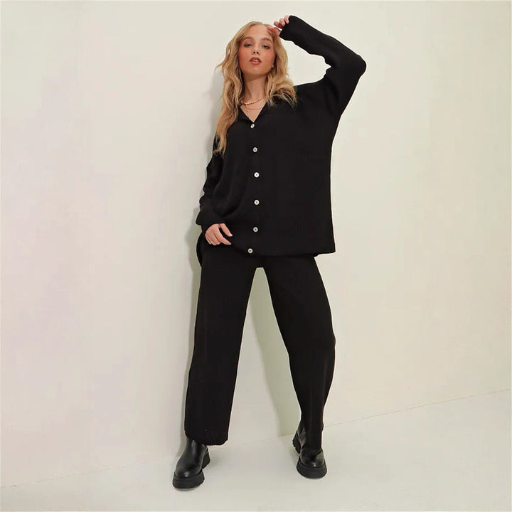 Casual outfit for women with a comfortable fit and button details Lune London