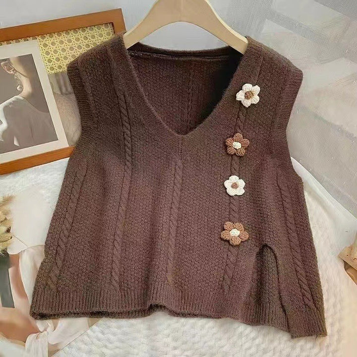 Ladies chunky knit cardigan with V-neckline and floral accents Lune London