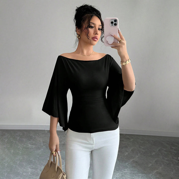 Elegant women's top with off-the-shoulder design, wide sleeves, and fitted cut Chic & Stil