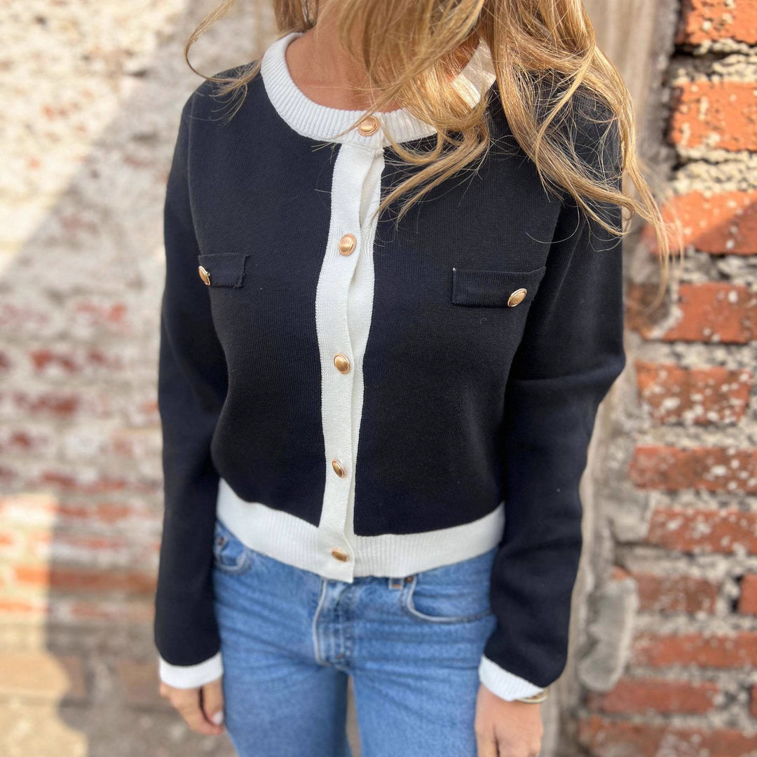 Cardigan féminin tendance avec un design texturé et des boutons dorés Chic & Stil