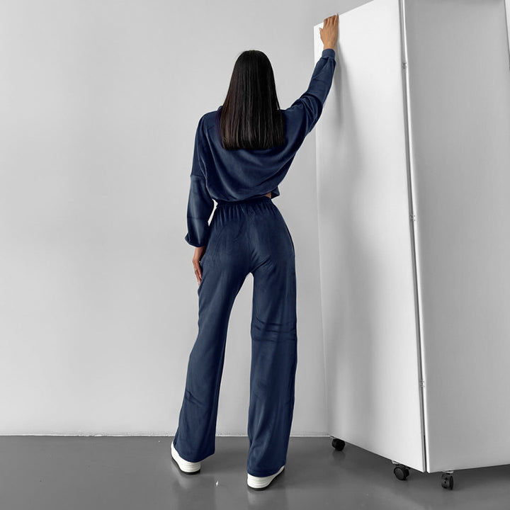 Casual sports set for women in velvety material with a loose fit Lune London