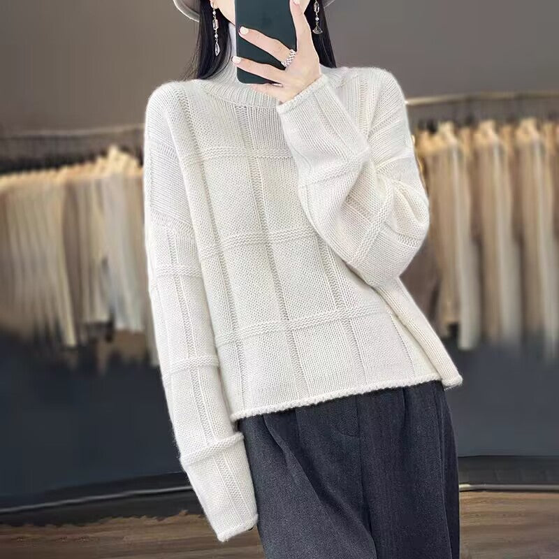 Comfortable knitted sweater for women in chic and stylish checkered design