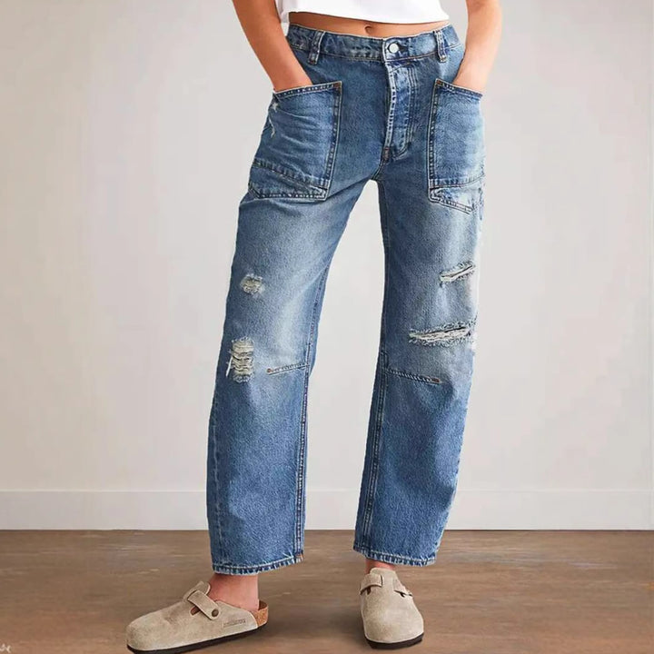 Trendy Mom jeans for women with distressed details and a low cut Lune London