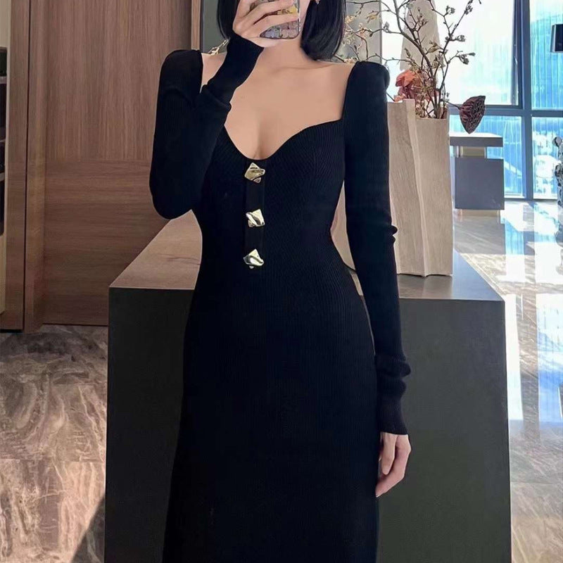 Robe en tricot élégante pour femmes avec un léger col en V et des boutons dorés Chic & Stil