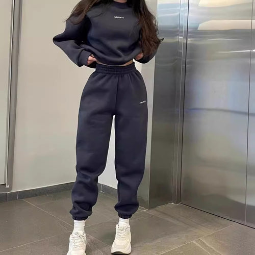Women's sporty set with round neck and elastic waistband Chic & Stil