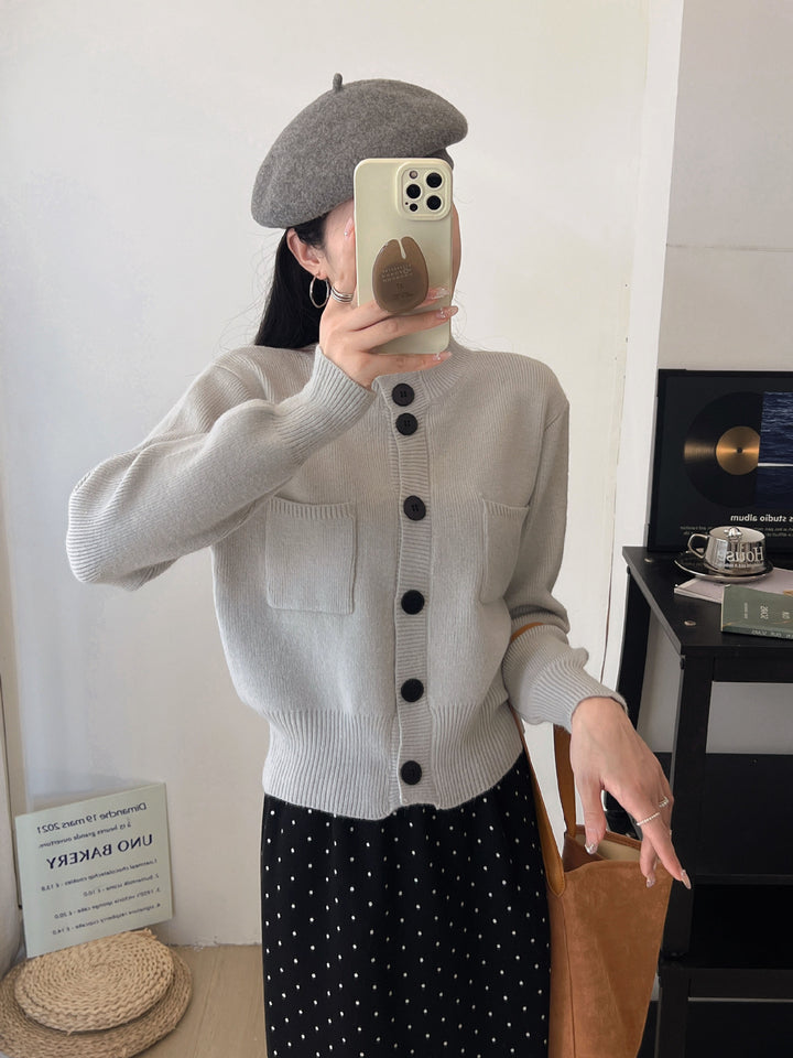 Cardigan pour femmes avec détails de boutons et poches pratiques Chic & Stil