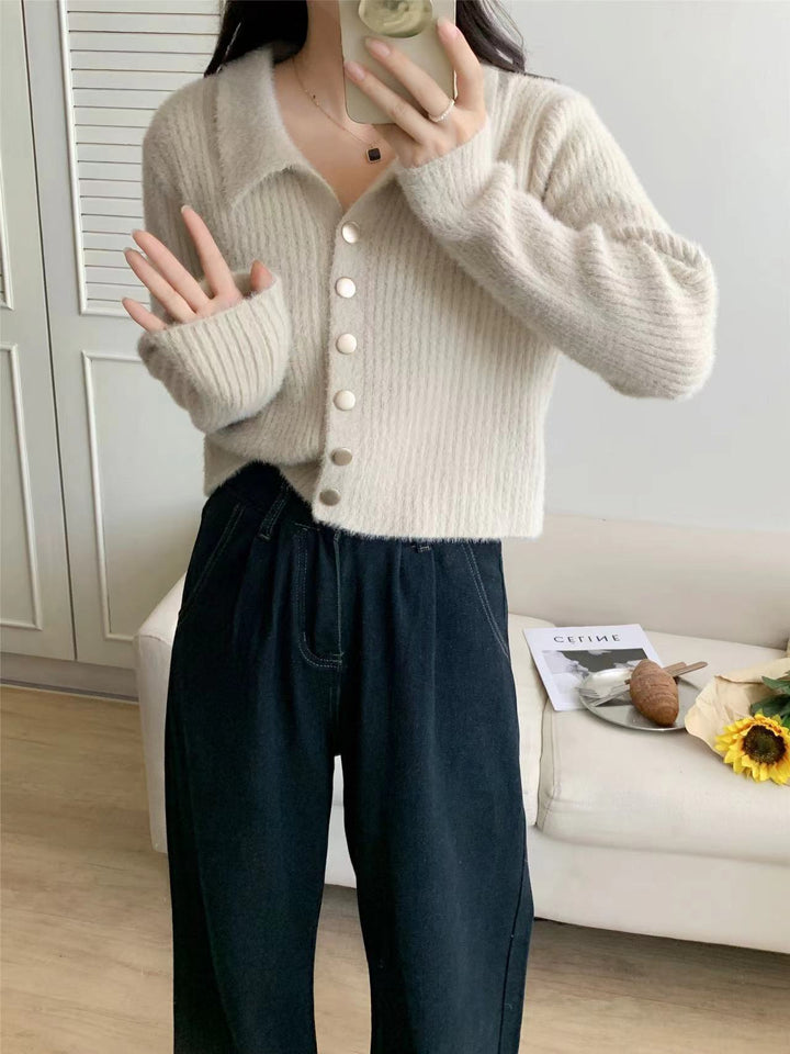 Cardigan court stylé pour femmes avec détails de boutons et décolleté en V