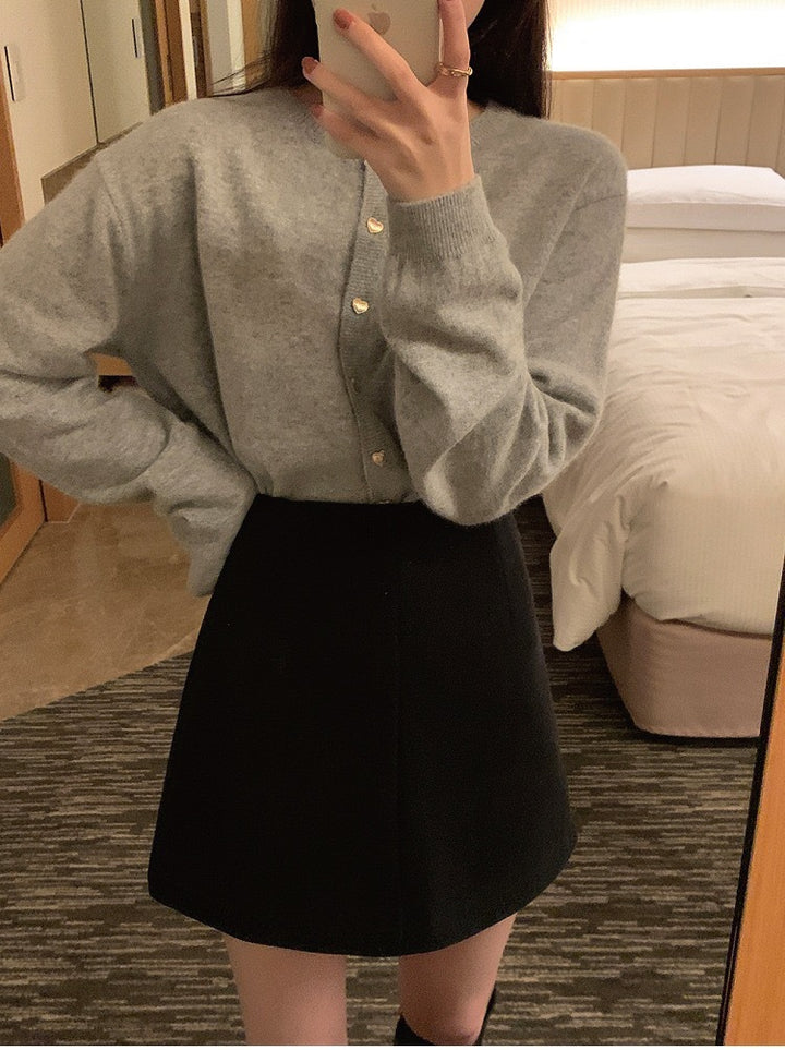 Cardigan féminin en tricot fin avec boutons décoratifs et coupe élégante Chic & Stil