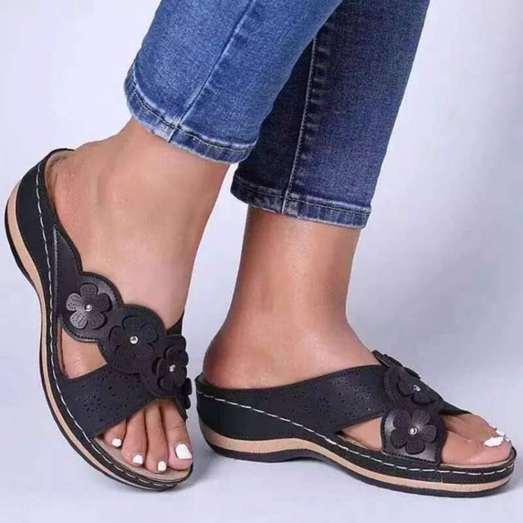 Comfortable sandals for women with trendy floral appliqués Lune London