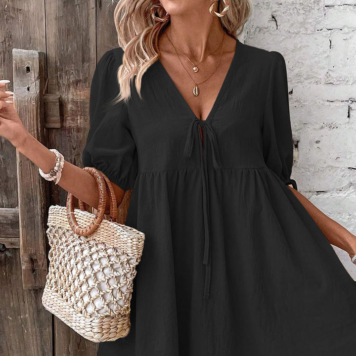 Robe d'été décontractée pour femmes avec décolleté en V et détails à volants Chic & Stil