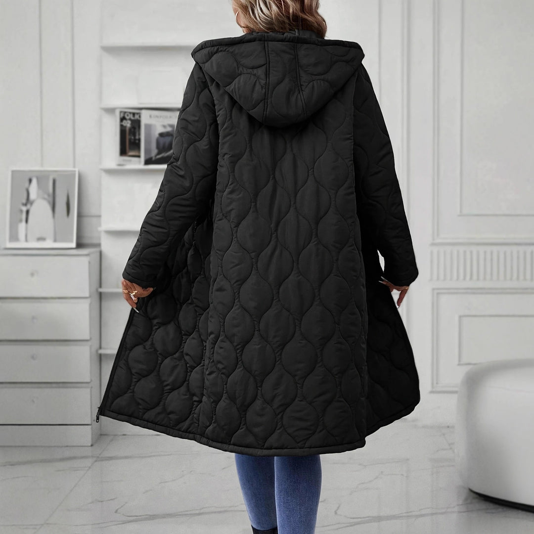 Veste à capuche pour femmes avec un élégant matelassage et des manches longues Chic & Stil