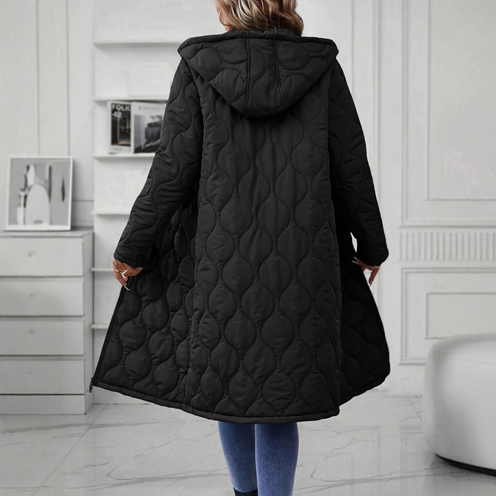 Veste à capuche pour femmes avec un élégant matelassage et des manches longues Chic & Stil