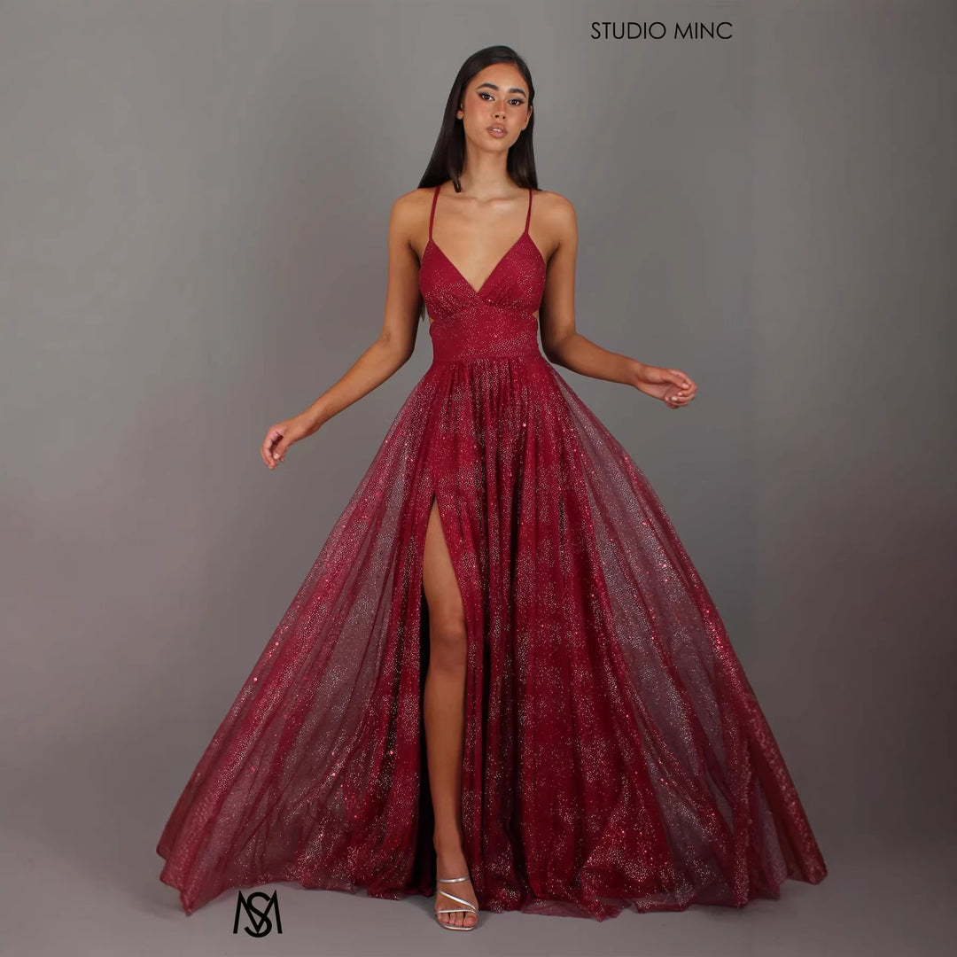 Elegant evening dress for women with a glamorous V-neck and sparkling tulle Chic & Stil