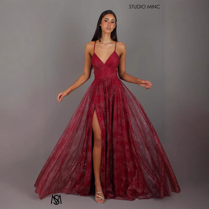 Elegant evening dress for women with a glamorous V-neck and sparkling tulle Chic & Stil