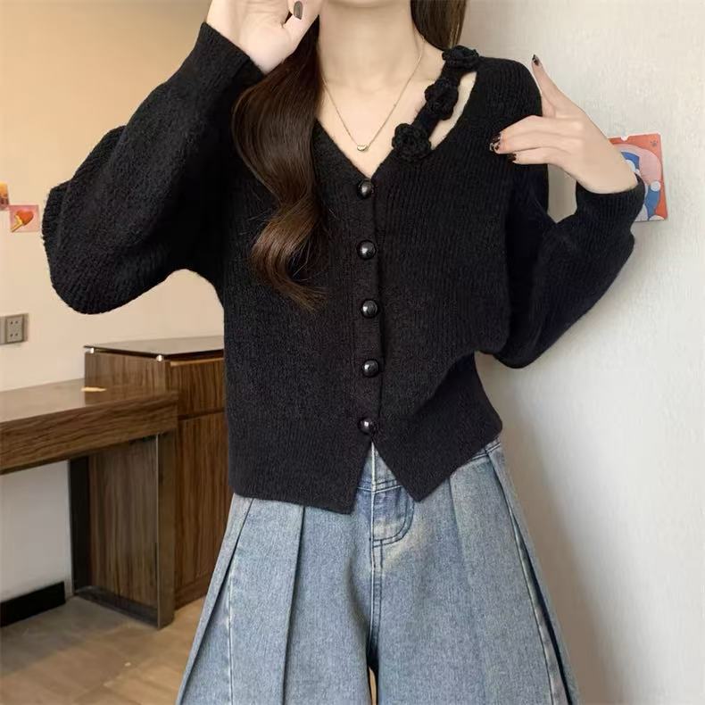 Women's knitted jacket with floral detail and button closure Lune London