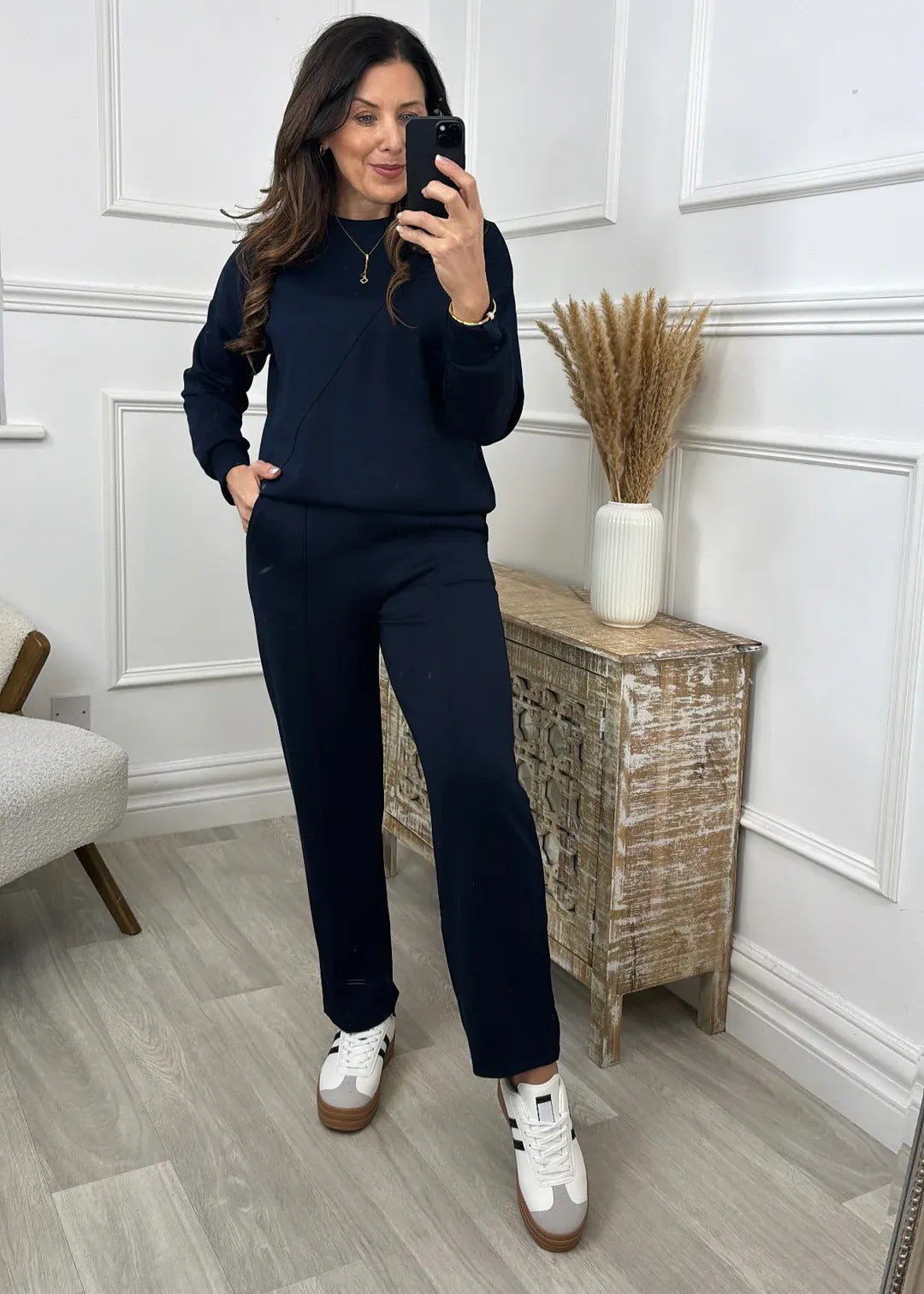 Lune London women's sporty lounge set with elastic waistband and modern cut