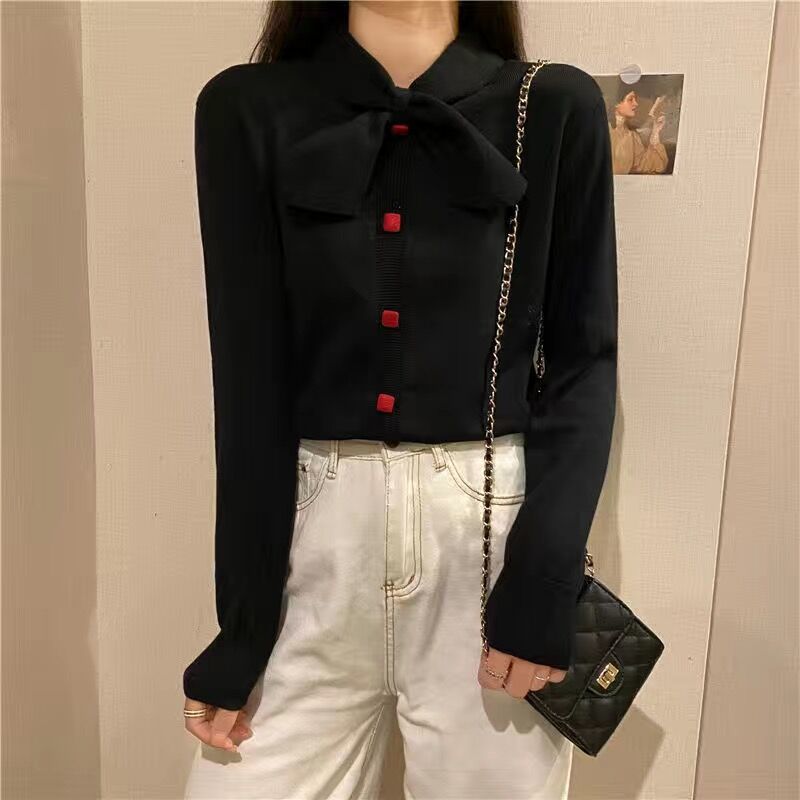 Blouse femme avec élégant col en nœud et détails de boutons décoratifs Chic & Stil