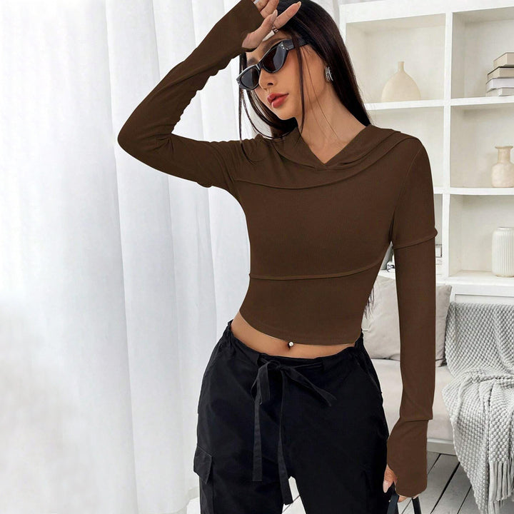 Chic & Stil Women's short top with an elegant hoodie design and long sleeves