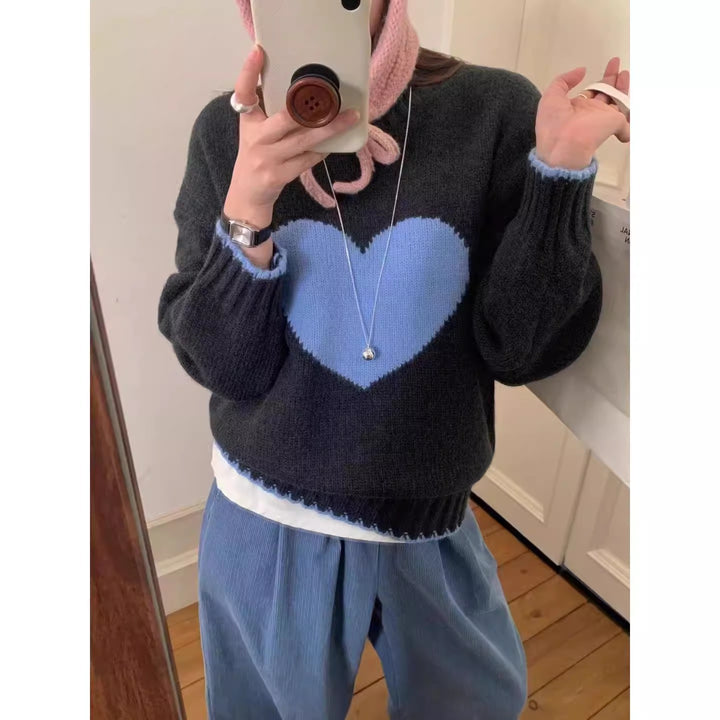 Trendy women's sweater with heart pattern and relaxed fit Lune London