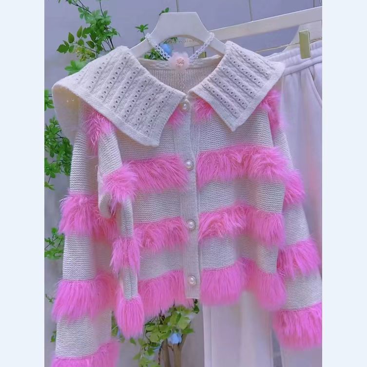 Cardigan pour femmes avec col tressé et appliqués en fausse fourrure Chic & Stil