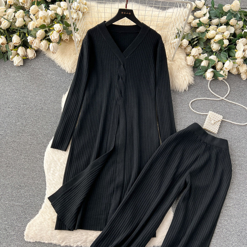 Elegant women's knitted set with V-neck and wide leg Lune London