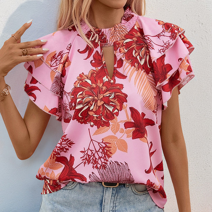 Top féminin avec des détails de volants ludiques et un motif floral Chic & Stil