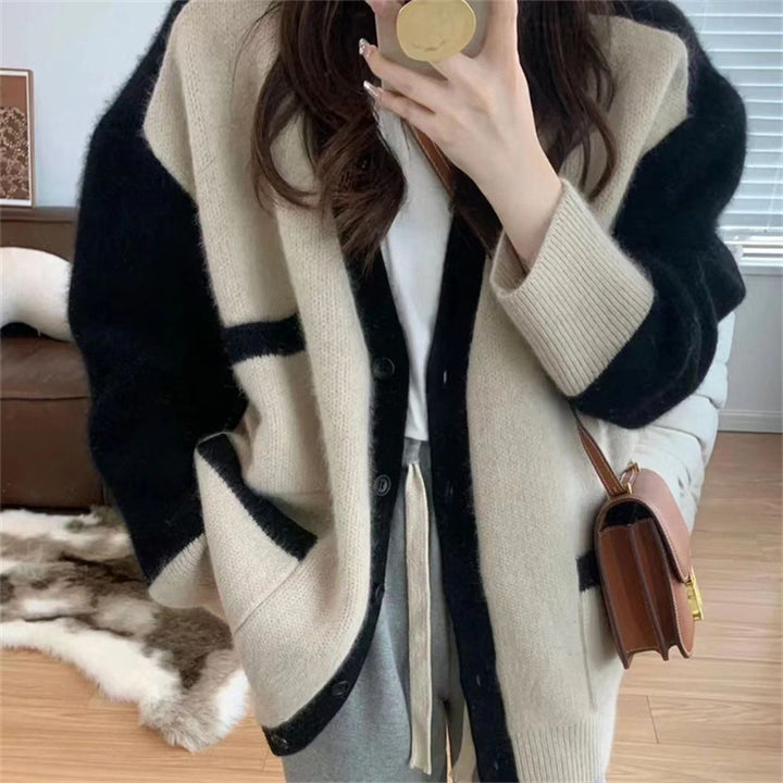 Knitted cardigan for women with decorative cut and practical pockets Lune London