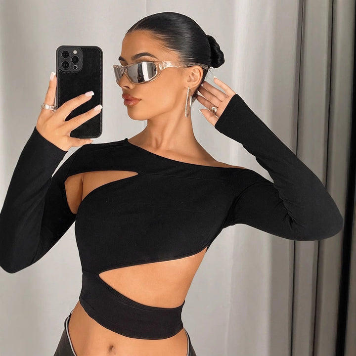 Asymmetrical crop top for women with cut-out details Chic & Stil