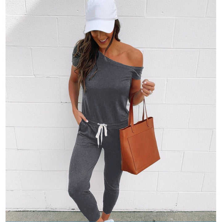 Combinaison élégante pour femmes avec décolleté asymétrique et accentuation de la taille haute Chic & Stil