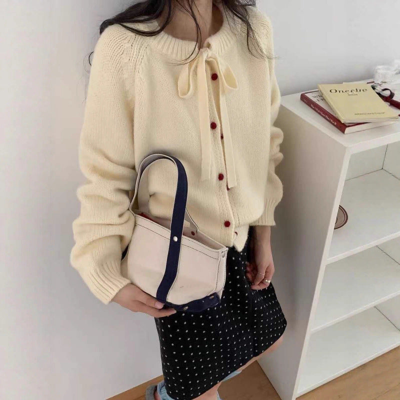 Cardigan court en tricot pour femmes avec ruban et matériau léger Chic & Stil
