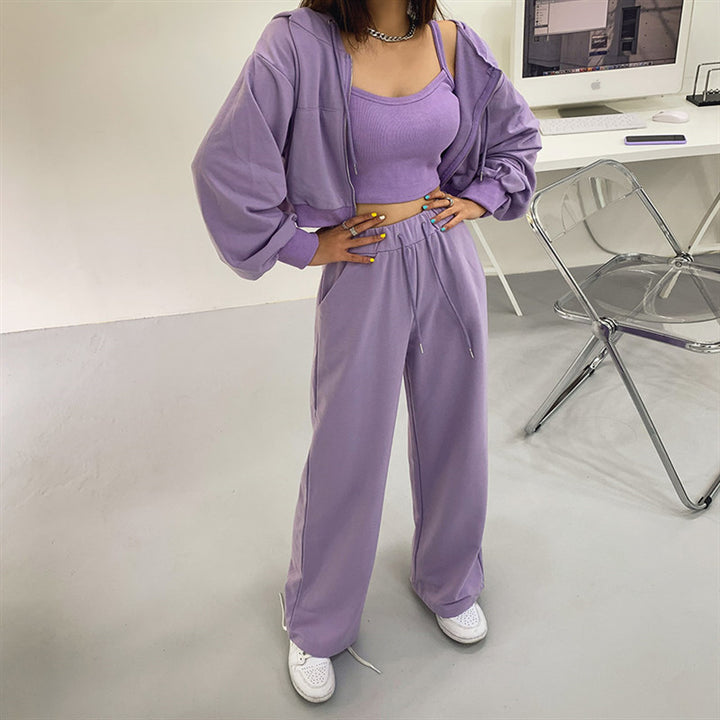 Ensemble féminin à la mode en trois pièces avec sweat à capuche court, débardeur et pantalon large Chic & Stil