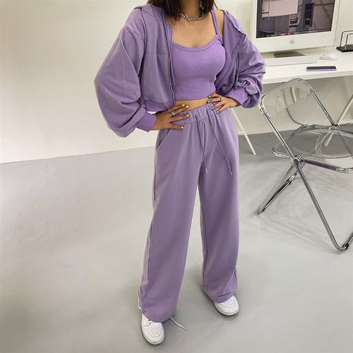 Ensemble féminin à la mode en trois pièces avec sweat à capuche court, débardeur et pantalon large Chic & Stil