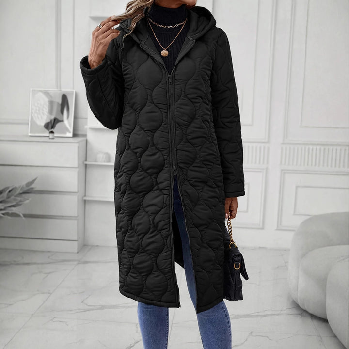 Veste à capuche pour femmes avec un élégant matelassage et des manches longues Chic & Stil