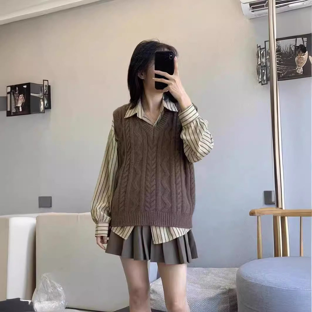 Ladies chunky knit cardigan with V-neck and twisted pattern Lune London