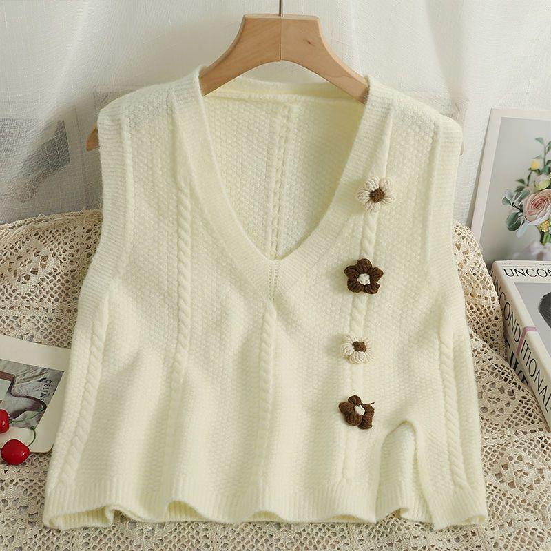 Ladies chunky knit cardigan with V-neckline and floral accents Lune London