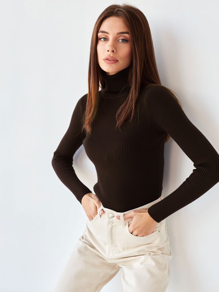 Pull long femme avec col haut et texture en fine côtes Chic & Stil