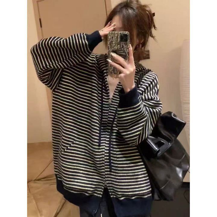 Cardigan féminin à la mode avec un large motif rayé et des poches pratiques Chic & Stil