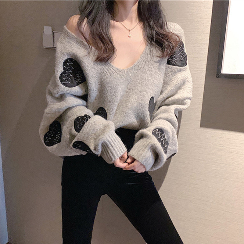 Lune London plush women's sweater with heart-shaped pattern