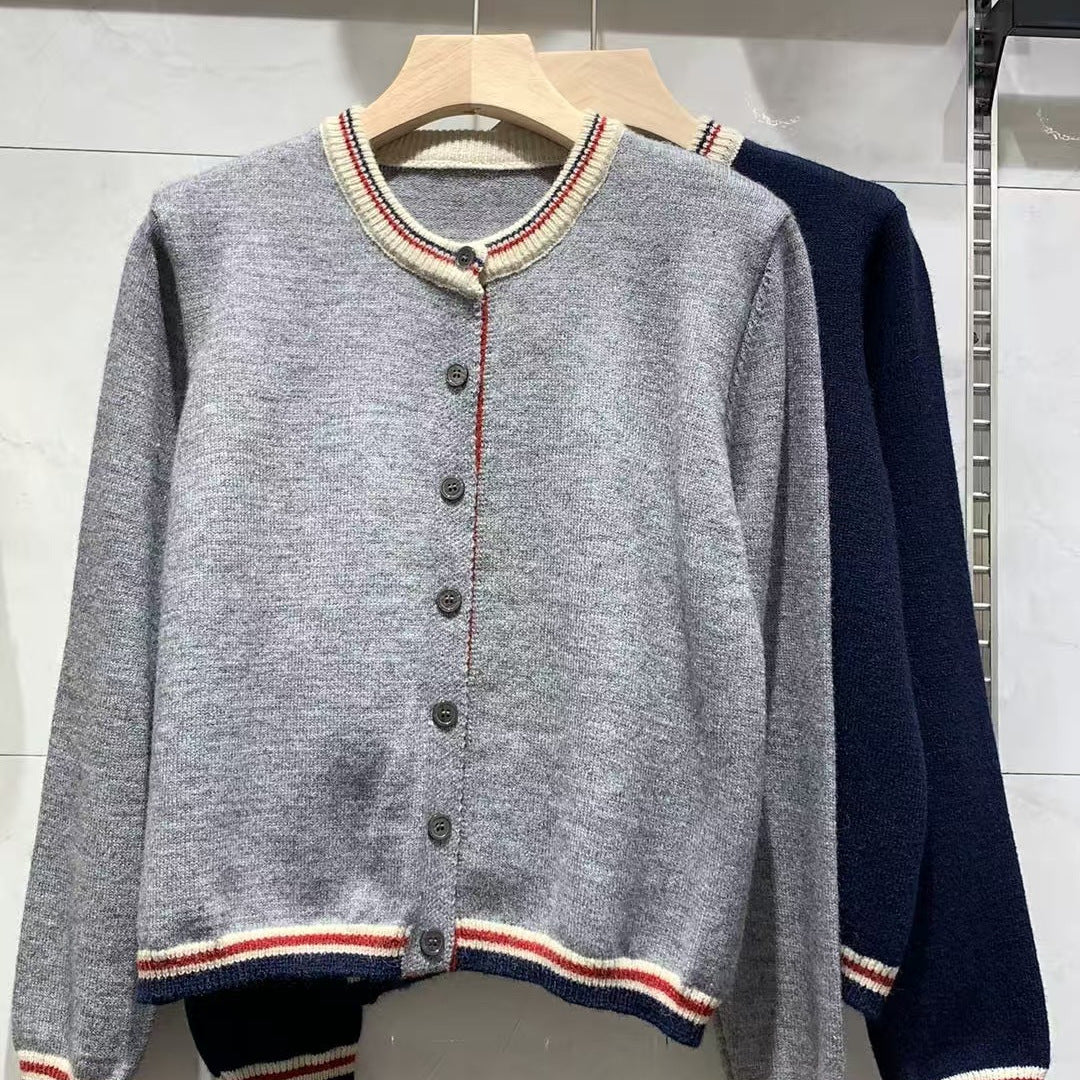 Cardigan pour femmes avec des poignets contrastés et des détails de bouton Chic & Stil