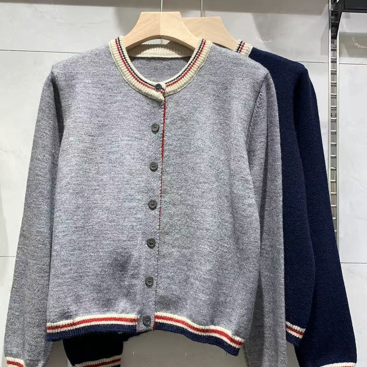 Cardigan pour femmes avec des poignets contrastés et des détails de bouton Chic & Stil