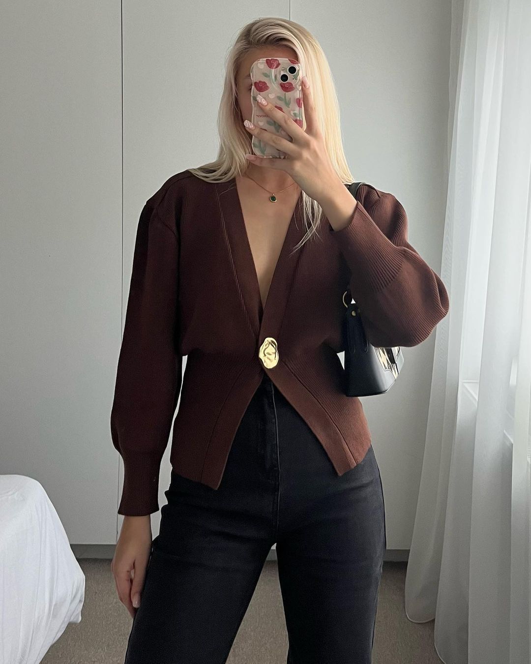 Elegant knitted cardigan for women with a deep V-neck and decorative button Lune London