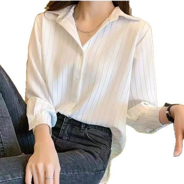 Blouse pour femmes avec un motif à fines rayures et un col à revers Chic & Stil