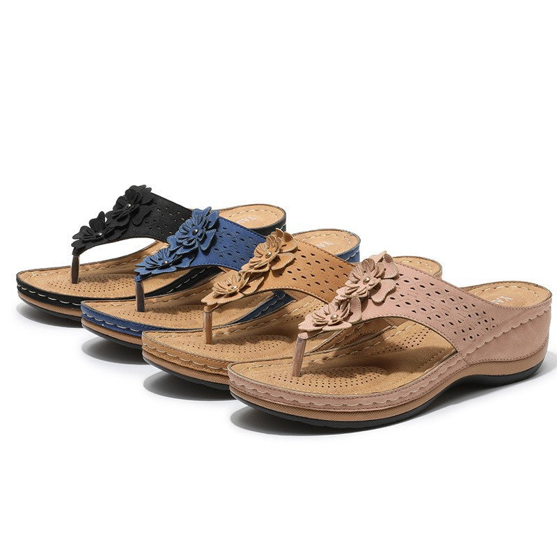 Comfortable thong sandals for women with decorative floral appliqués and an ergonomic sole Lune London