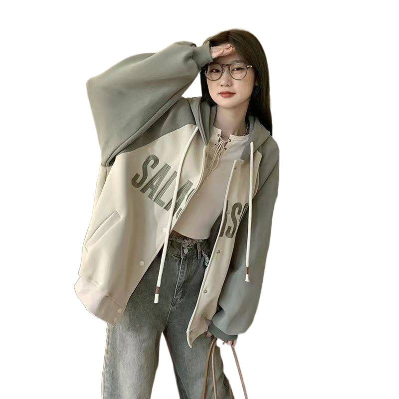 Women's sporty hooded jacket with a casual cut and eye-catching print Chic & Stil