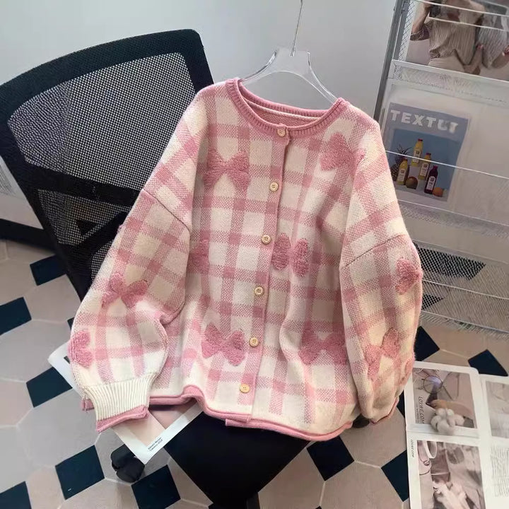 Cardigan surdimensionné pour femmes avec motif à carreaux et appliqués en forme de cœur Chic & Stil