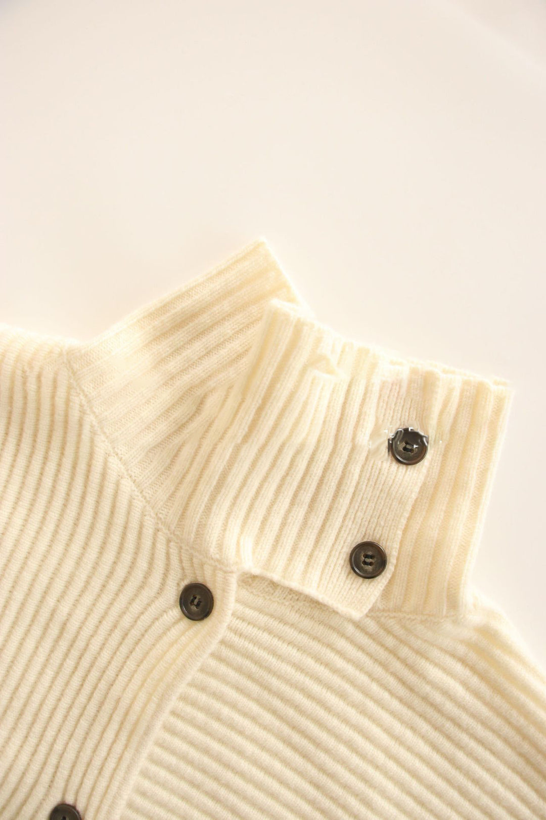 Cardigan femme en tricot épais avec col haut et patte de boutonnage Chic & Stil